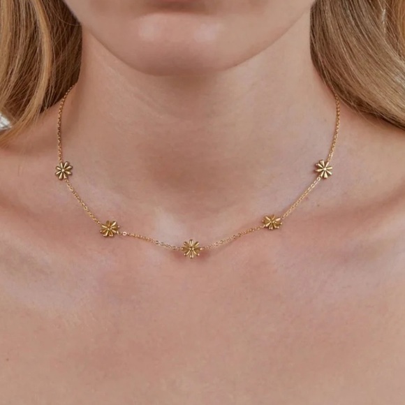 Flower Power 18K Gold Necklace - Picture 3 of 4